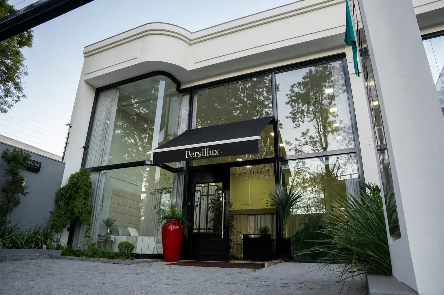 Entrada do showroom Persillux Decor em Maringá